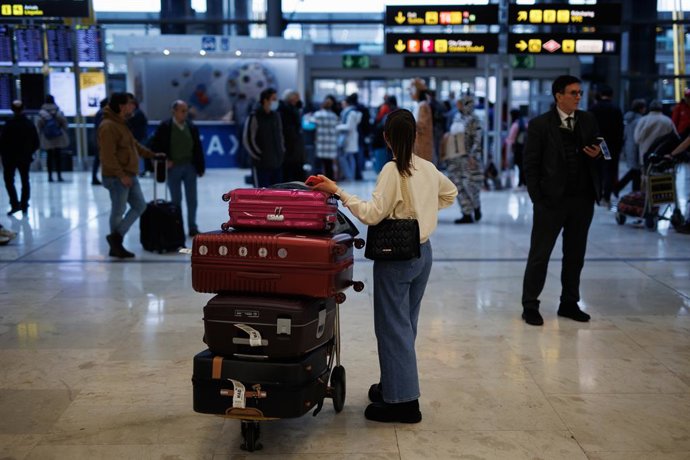 Una viajera con maletas espera para embarcar en el aeropuerto Adolfo Suárez Madrid-Barajas, a 30 de diciembre de 2022, en Madrid (España). 