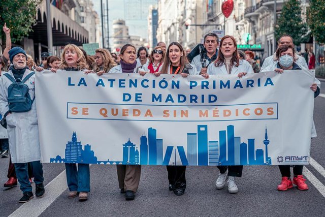 Archivo - Varias personas caminan llevando una pancarta que reza 'La atención primaria de Madrid se queda sin médicos'