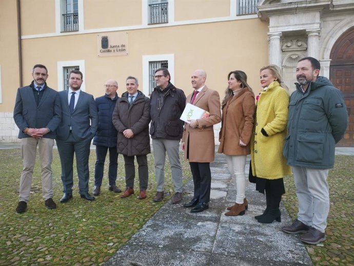 Los procuradores de Vox, ante la sede de la Consejería de Cultura y Turismo, para el registro de su propuesta para "proteger" 160 "testimonios históricos".