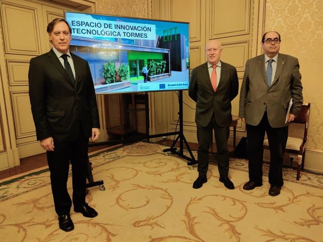 El alcalde de Salamanca, Carlos García Carbayo, y los concejales Juan José Sánchez y Fernando Rodríguez, de izquierda a derecha, en la presentación del nuevo Espacio de Innovación Tecnológica Tormes.