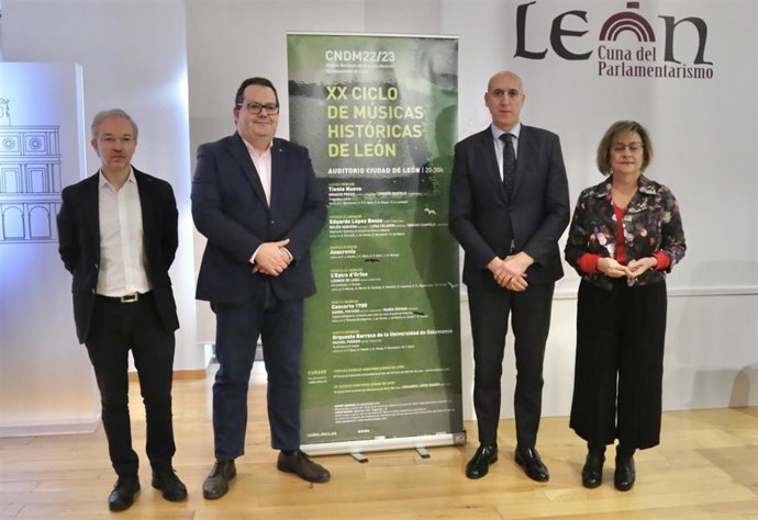 El alcalde José Antonio Diez (2 d), durante la presentación del ciclo.