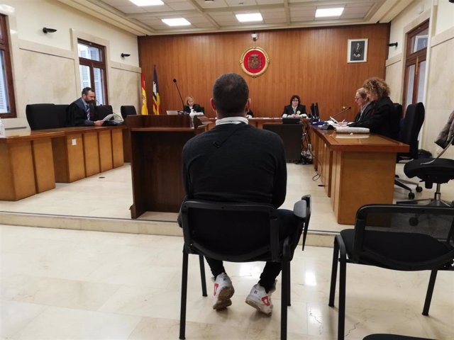 El hombre condenado por abusar sexualmente a una menor, con la que mantenía una relación, sentado en la Audiencia para el juicio.