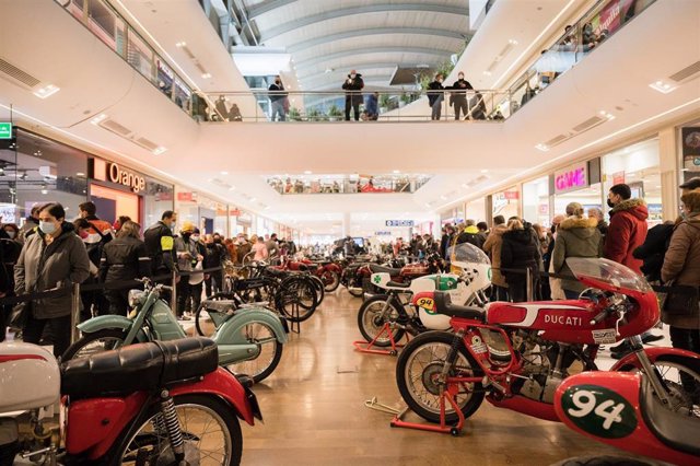 COMUNICADO: Vallsur inaugura una exposición de motos clásicas y antiguas con motivo de 'Pingüinos 2023' 