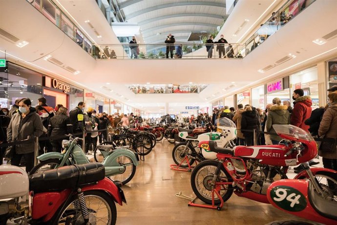 COMUNICADO: Vallsur inaugura una exposición de motos clásicas y antiguas con motivo de 'Pingüinos 2023' 