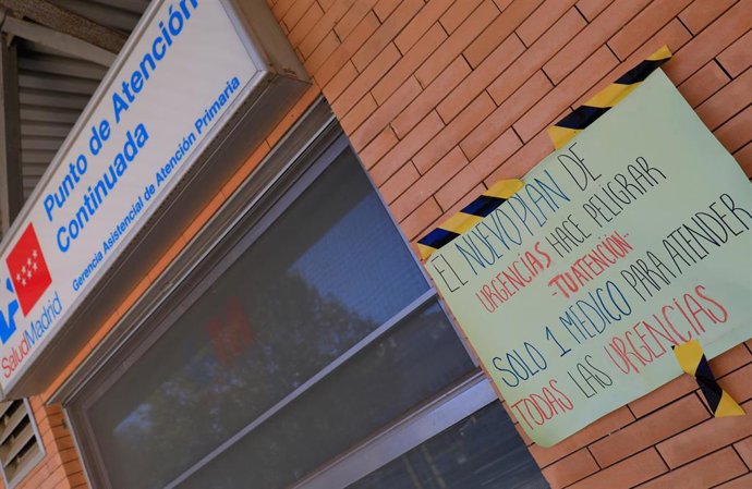 Archivo - Una pancarta a las puertas del Centro de Salud Arganda del Rey