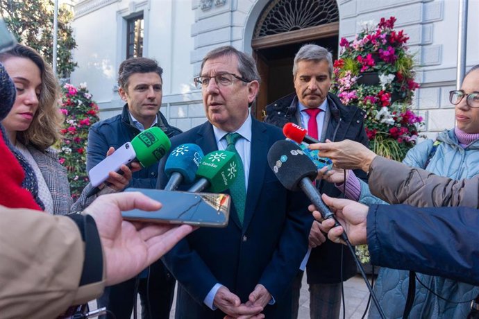 Luis González atiende a los medios