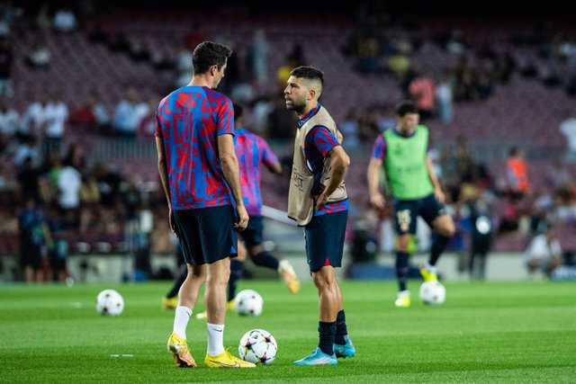 Archivo - Robert Lewandowski and Jordi Alba of FC Barcelona warms during the UEFA Champions League, Group C, football match played between FC Barcelona and Viktoria Plzen at Spotify Camp Nou on September 07, 2022 in Barcelona, Spain.