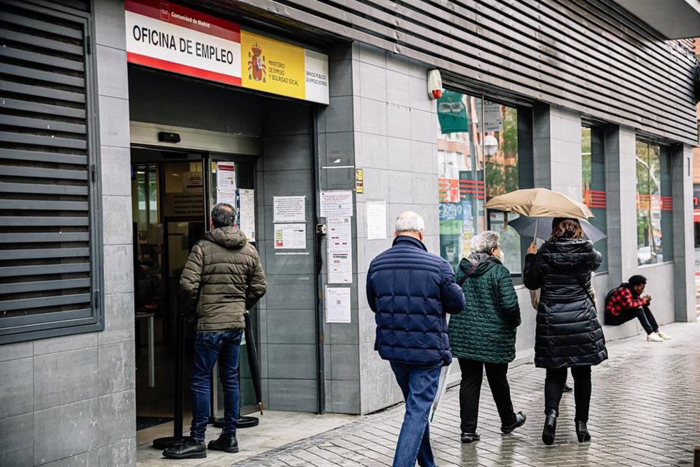 Archivo - Varias personas en una oficina de empleo