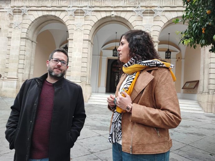 El portavoz de la formación política, José Ignacio García, y la concejal no adscrita y candidata de Adelante Andalucía a la Alcaldía de Sevilla, Sandra Heredia.
