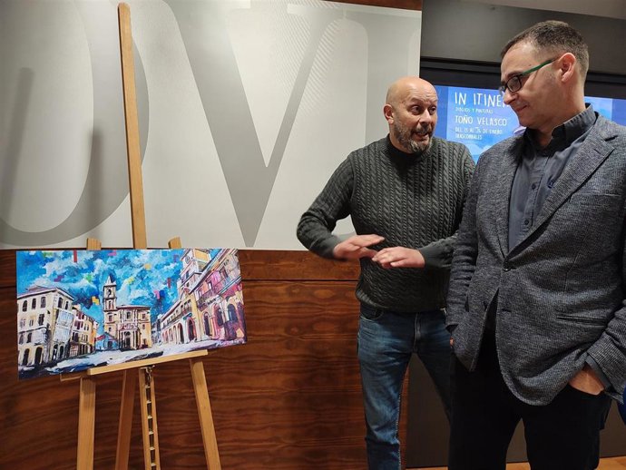 El concejal de Cultura del Ayuntamiento de Oviedo, José Luis Costillas, junto al artista ovetense Toño Velasco, explicando una de sus obras.