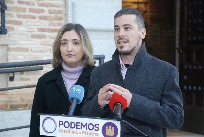 ?La Secretaria De Políticas De Igualdad Y Mundo Rural, Asun Mateos Gámez, Y El Coordinador Regional De Podemos, José Luis Gascón.