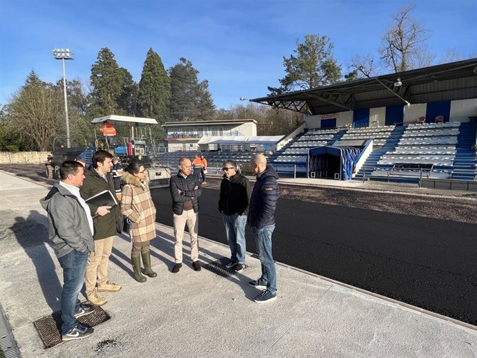 El concejal de Deportes y Participación Ciudadana, Jesús Abad, acompañado por el director del Patronato Deportivo Municipal, Virginio Ramírez, ha visitado este martes el inicio de los trabajados de aglomerado en la pista de atletismo de Lugones.