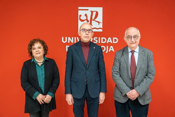 Marian Martínez Calvo, vicerrectora de Estudiantes y Extensión Universitaria; Juan Carlos Ayala, rector de la Universidad de La Rioja; y Pedro Uruñuela, consejero de Educación del Gobierno de La Rioja