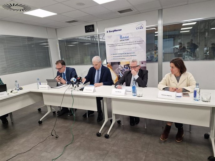 Francisco Conde en su visita de este martes a BorgWarner.