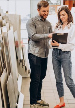 Empleo facilita a las empresas comerciales una guía con las claves para un traspaso exitoso