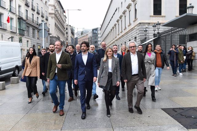 La presidenta de Cs, Inés Arrimadas (1i); el portavoz en el Parlament, Nacho Martín Blanco (4i); el portavoz en el Parlamento Europeo, Adrián Vázquez (c); la coordinadora autonómica, Patricia Guasp (4d); y la vicealcaldesa, Begoña Villacís (2d)