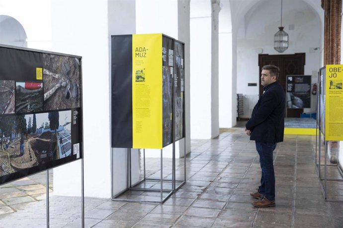 El delegado de Memoria Democrática, Ramón Hernández, visita la exposición 'Córdoba. Tierra con memoria'.