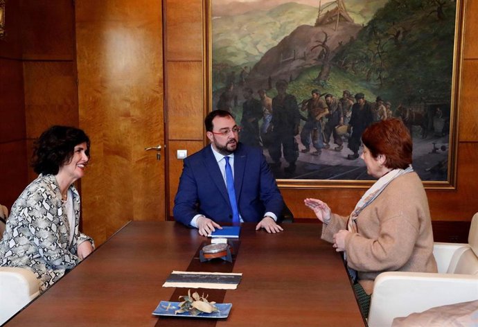 Reunión del presidente del Principado, Adrián Barbón, con las representantes de la Unión de Comerciantes