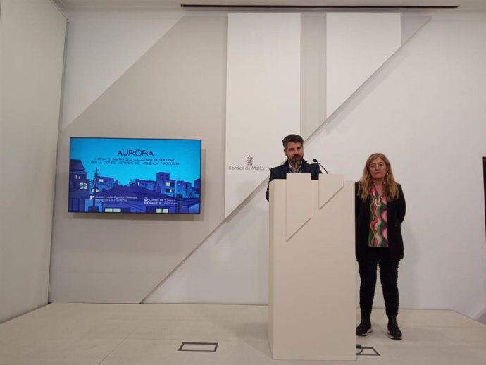 El conseller insular de Presidencia, Javier de Juan, y la directora insular de Igualdad, Rosa Cursach.