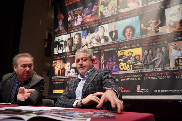 Antonio Costa (I) y José María Bravo (D) durante la presentación de la programación.