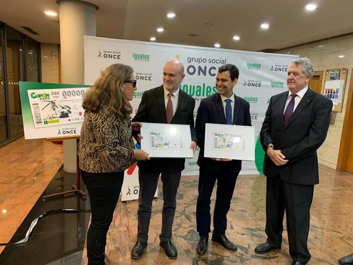 El consejero de Fomento, José Ramón Díez de Revenga, junto a los representantes de la Delegación territorial de la ONCE en la Región de Murcia, y miembros de la familia de Juan de la Cierva