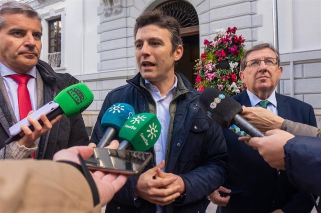 Jorge Saavedra atiende a los medios en presencia de César Díaz y Luis González