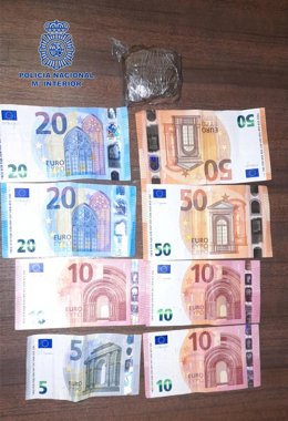 Billetes y droga intervenidos a un joven en patinete en Palma.