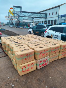 Parte del hachís intervenido en el puerto pesquero de Isla Cristina (Huelva).