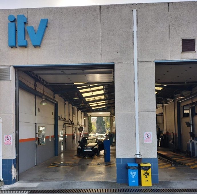 Nuevos contenedores de reciclaje en una estación de la ITV.