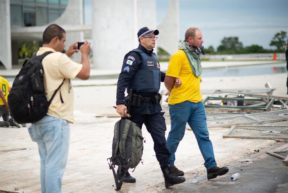 Un policía detiene a un seguidor de Jair Bolsonaro durante el asalto al Palacio del Planalto.