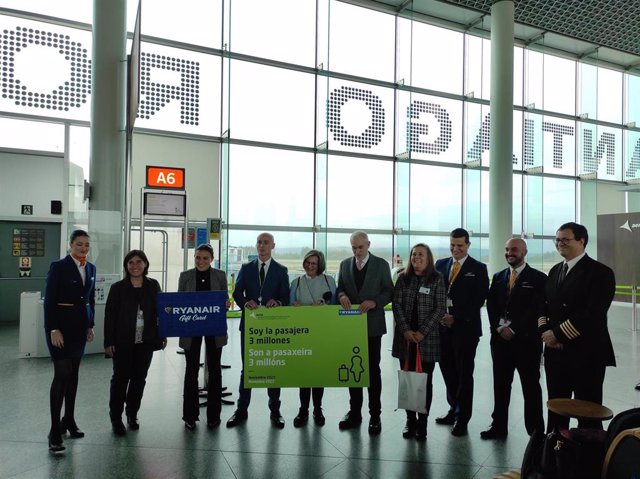 Archivo - El aeropuerto de Santiago de Compostela-Rosalía de Castro recibe a la pasajera 3 millones