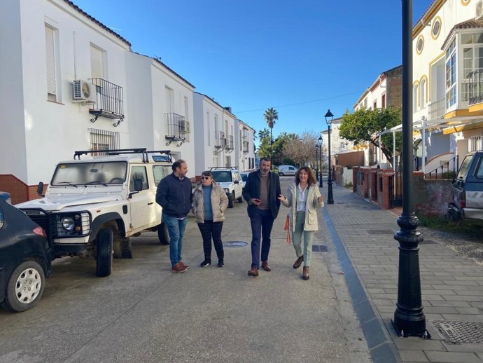 Javier Pizarro con la alcaldesa de Olvera visitando actuaciones del PFEA.