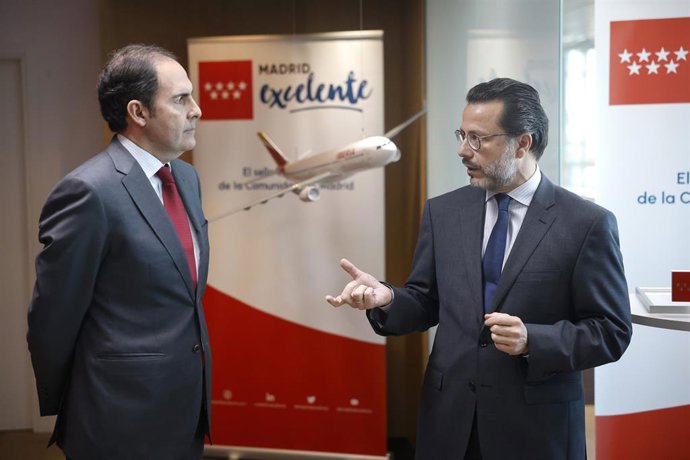 El presidente de Iberia, Javier Sánchez Prieto, junto al consejero de Economía, Hacienda y Empleo, Javier Fernández-Lasquetty, en el Centro Operativo de la aerolínea