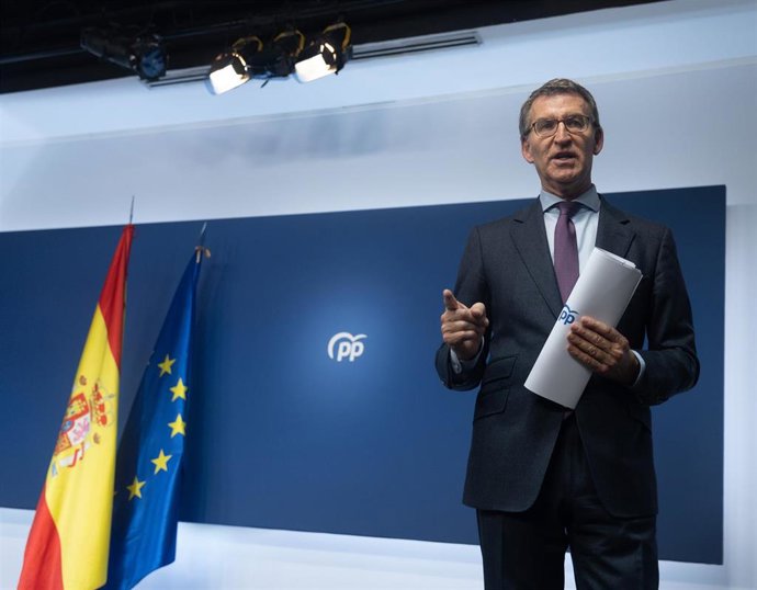 El presidente del Partido Popular, Alberto Núñez Feijóo, a su salida de comparecer tras hacer balance del año 2022, en la sede del Partido Popular, a 29 de diciembre de 2022, en Madrid (España). Se trata del primer año de Feijóo al frente del partido y 