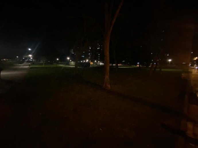 Situación nocturna del parque Buenavista del barrio de Gamonal en Burgos