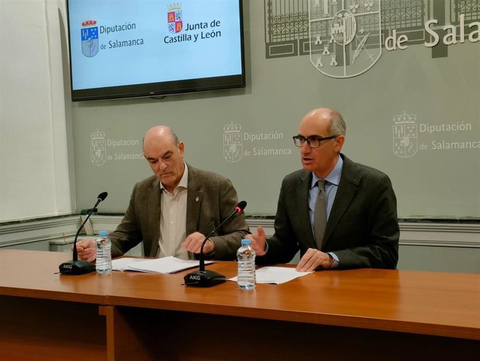 El presidente de la Diputación de Salamanca, Javier Iglesias (d), junto al diputado Manuel Rufino García.