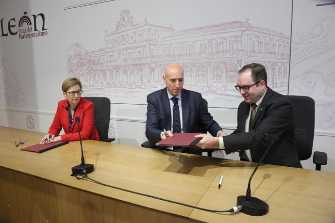 El alcalde de León y el director general de Incibe durante la firma del convenio de colaboración.