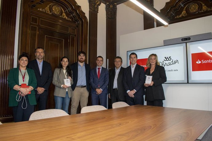 Firma del acuerdo entre 365 Obrador y Banco Santander.