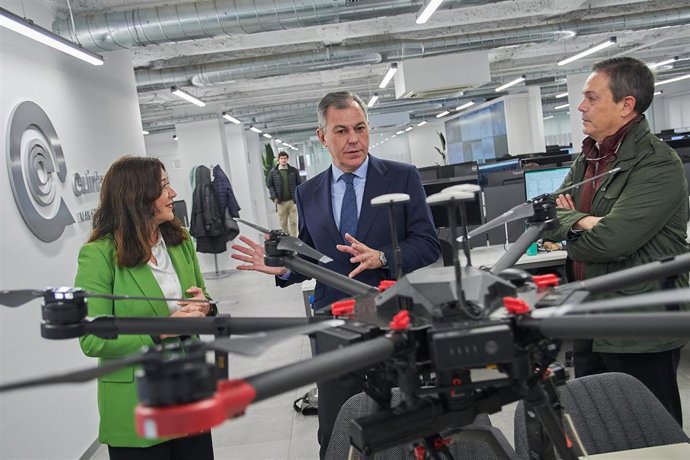 El candidato del PP a la Alcaldía de Sevilla, José Luis Sanz, en la visita que ha realizado a la empresa Quintas Energy.
