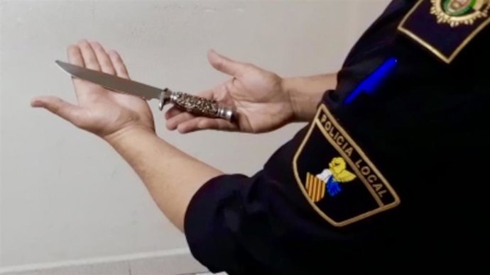Imagen de la navaja con la que un hombre supuestamente intentó atracar una tienda 24 horas de Elche (Alicante).