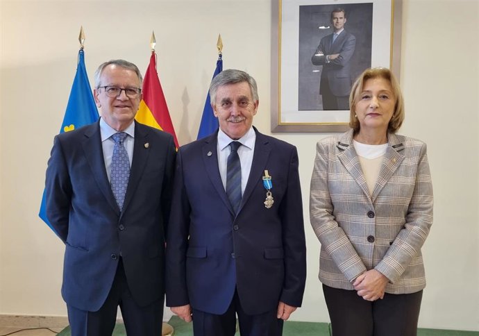 La delegada del Gobierno, Delia Losa, distingue al funcinoario de la CHC Pablo García con la Cruz de Oficial de la Orden del Mérito Civil, acompañada por el presidente de la Confederación Hidrográfica del Cantábrico, Manuel Gutiérrez.