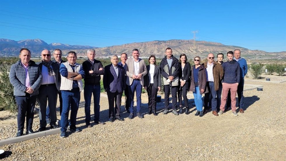 El consejero Antonio Luengo durante su visita de hoy a las instalaciones de Cefusa, junto con directivos y equipo de la empresa