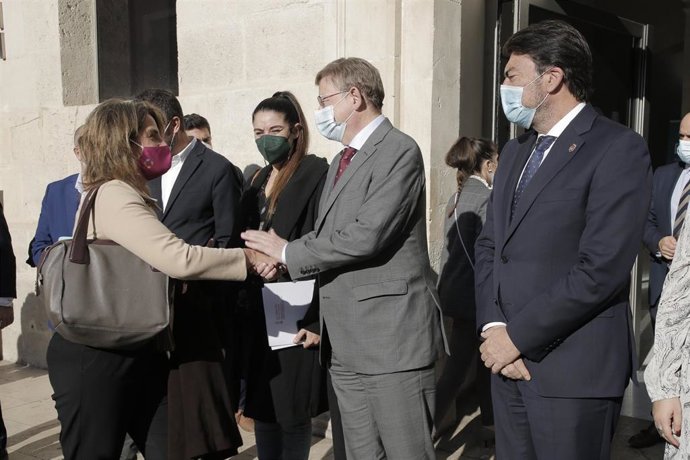 Archivo - La ministra para la Transición Ecológica y el Reto Demográfico, Teresa Ribera, saluda al president de la Generalitat valenciana, Ximo Puig, en una imagen de archivo