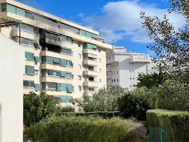 Edificio de la avenida Miramar de Fuengirola afectado por el incendio en una vivienda