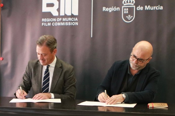 El consejero de Presidencia, Turismo, Cultura y Deportes, Marcos Ortuño, y el presidente de la Spain Film Commission, Carlos Rosado, firman la adhesión de la plataforma regional a la red nacional