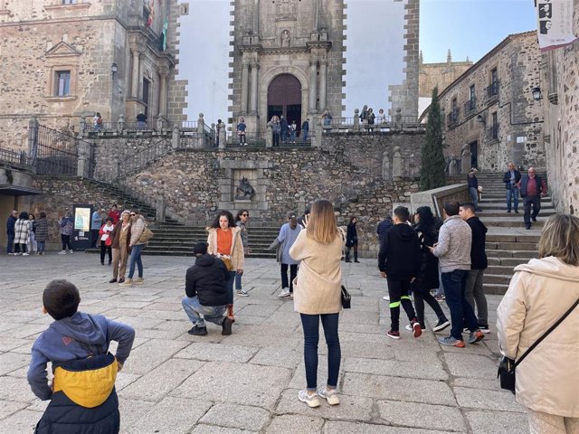 Turistas en la parte antigua de Cáceres