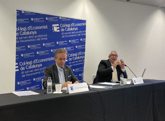 El decano del Collegi d'Economistes de Catalunya, Carles Puig de Travy, y el director técnico de la Encuesta de Situación Económica del CEC, Xavier Segura, en rueda de prensa para explicar los resultados de la encuesta