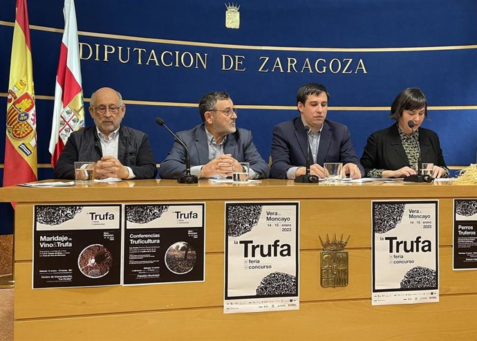 De izquierda a derecha, el secretario de la Asociación de Truficultores de las Comarcas de Zaragoza, Carlos Arnaudas; el diputado provincial, Feliciano Tabuenca; el alcalde de Vera de Moncayo, Ángel Bonel; y la autora del cartel anunciador, Ana Mota.