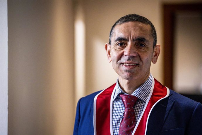 Archivo - 31 March 2022, Belgium, Antwerp: Ugur Sahin,CEO and co-founder of the biotechnology company Biontech, is pictured during a ceremony for the Doctors Honoris Causa at the Antwerp University. Professors Ugur Sahin and Oezlem Tureci, the founding 