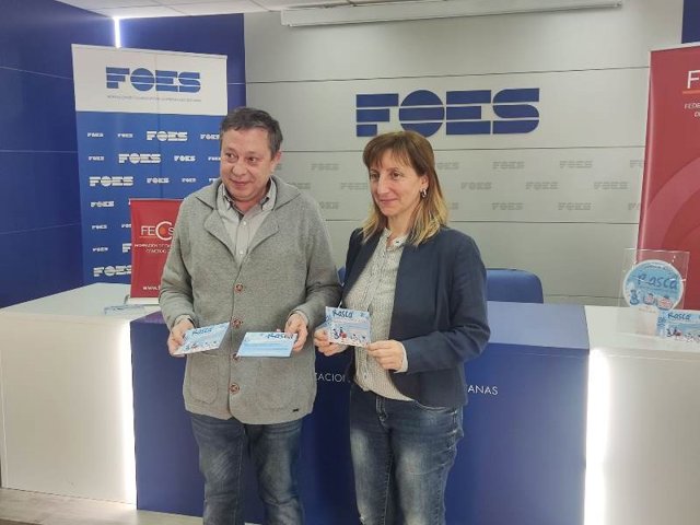 Adolfo Sainz y Yolanda Santos presentan la campaña 'Rasca y gana en el comercio de Soria'.